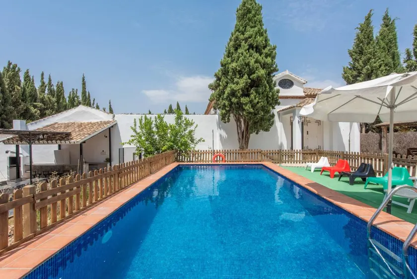 Ample holiday home with private pool & barbeque | Mountain view - Image 1