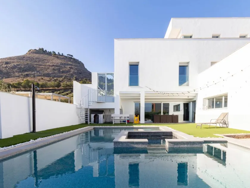 Voll ausgestattete Villa mit Grill, Terrasse und privatem Pool | Bergblick - Image 1