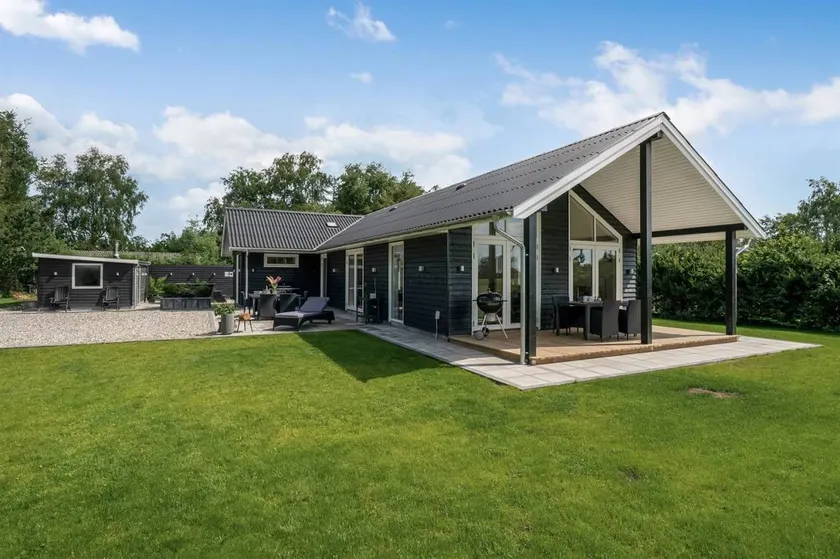 Holiday home with garden, terrace & jacuzzi - Image 1