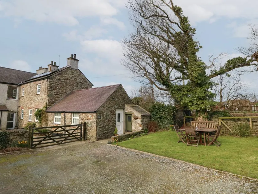 Family-oriented pleasant cottage with garden | Pets allowed - Image 1