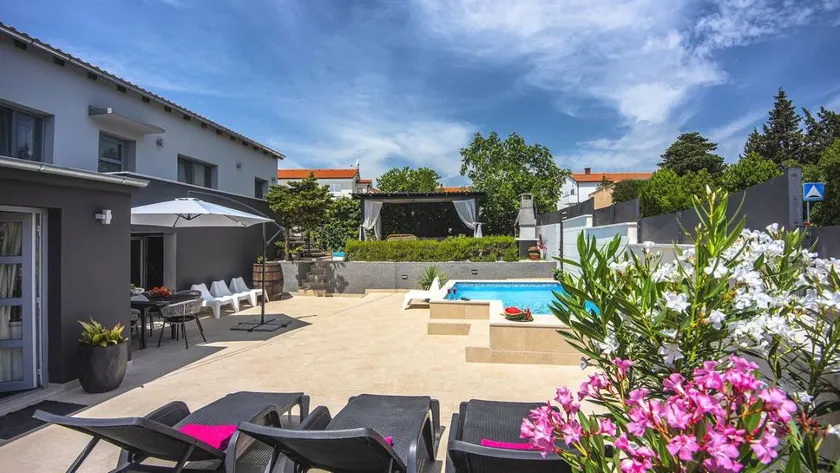 Fully equipped lovely holiday home with BBQ, terrace & pool - Image 1