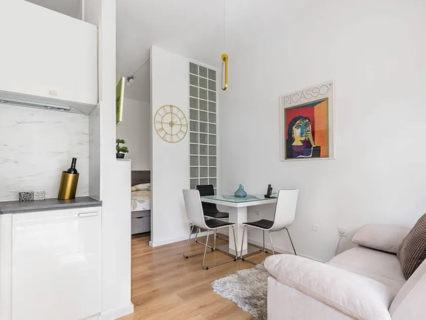 Flat with terrace - Image 1