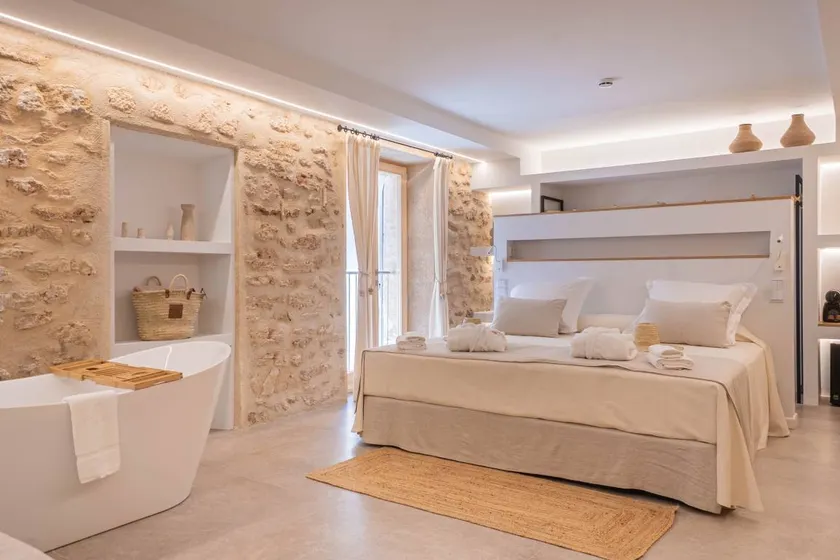 Dedicated room with garden, heated pool & sauna | Mountain view - Image 1