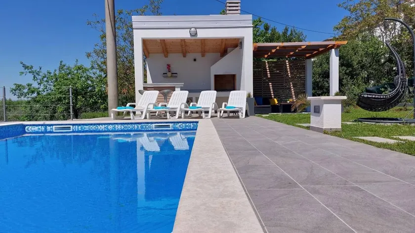 Fully equipped villa with sauna, private pool & BBQ - Image 1