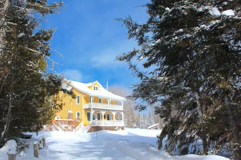 Beautiful, Rustic, Lodge with Pizza Oven, BBQ, and Porch for an Amazing Family Getaway in Ontario - Image 1