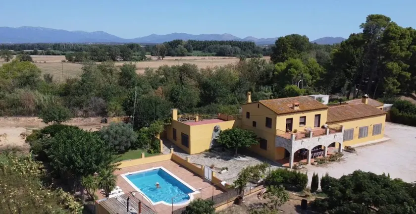 Fully equipped ample holiday home with garden, barbecue & private pool | Garden view - Image 1