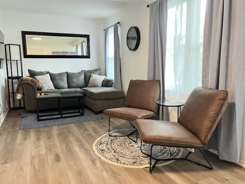 Modern & Renovated 3BD1BA Home Quiet & Cozy - Image 1