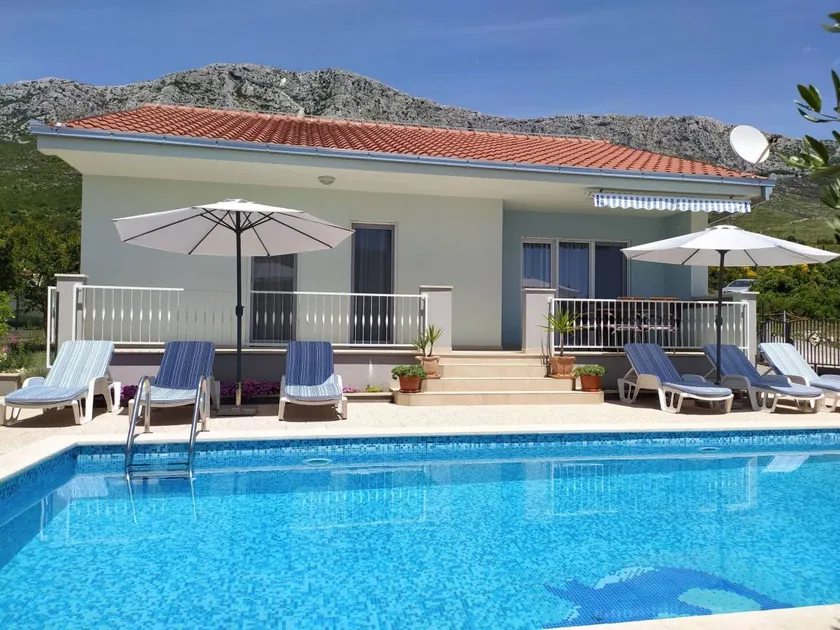 Casa con terraza, piscina privada y jardín | Vistas a la naturaleza - Image 1