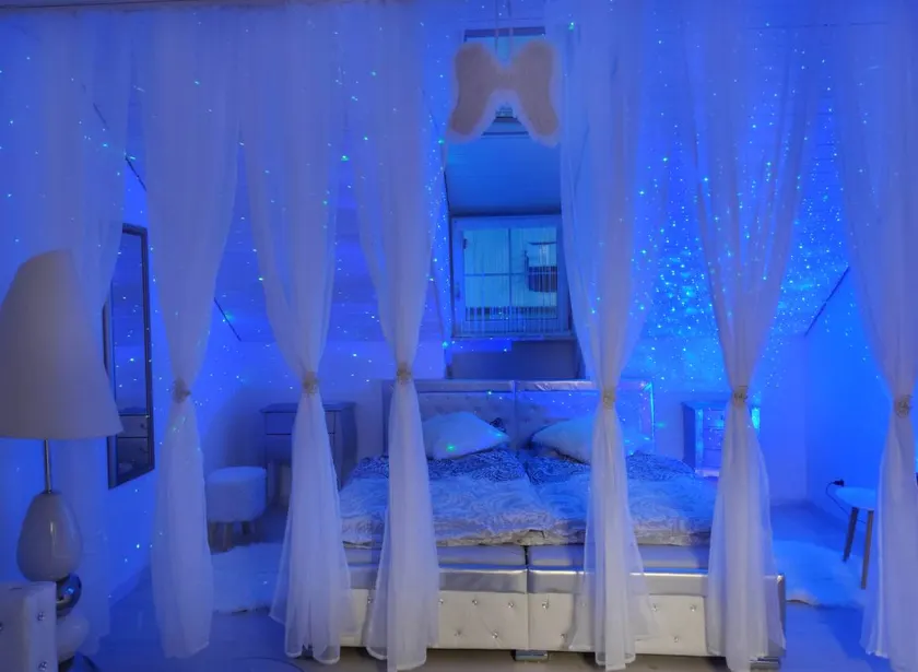 Dedicated room with pool | Garden view - Image 1