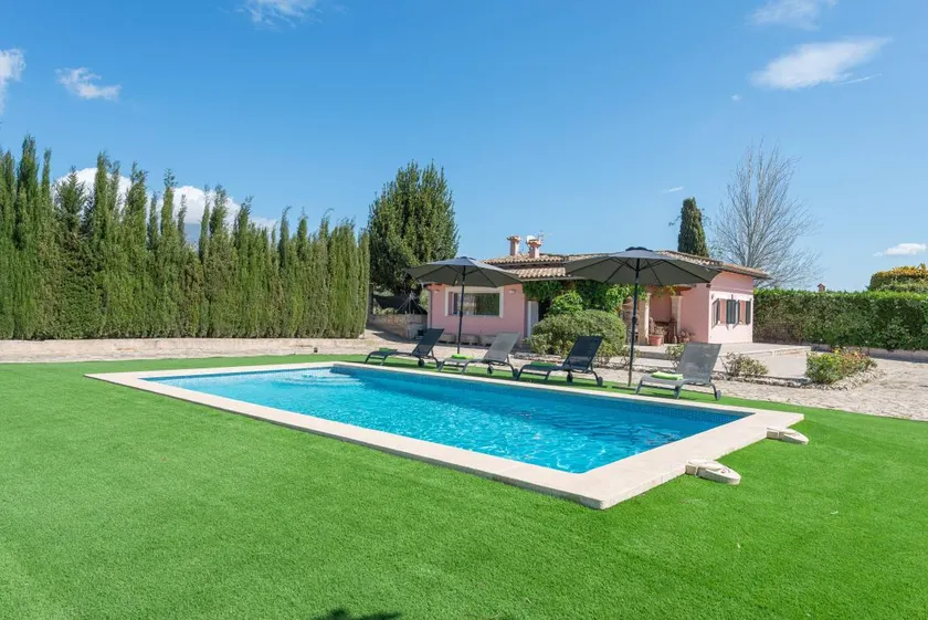 Child-friendly villa with barbecue, private pool & terrace - Image 1