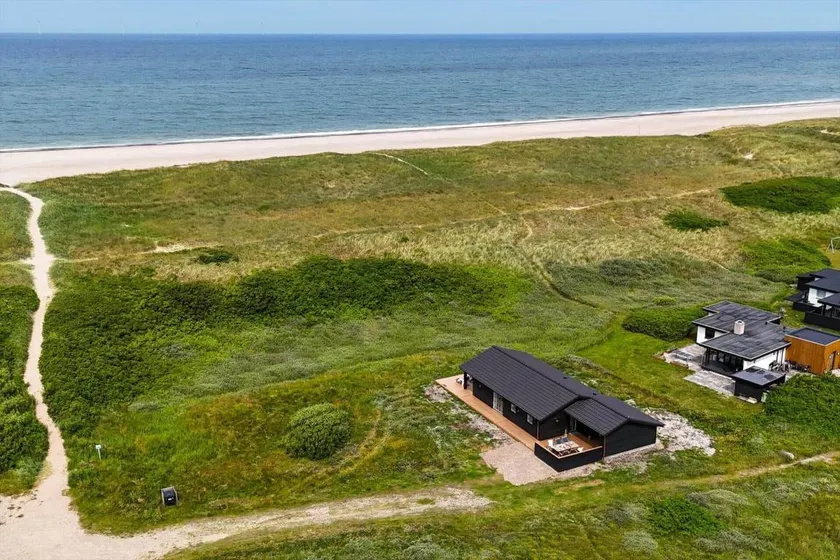 Holiday home with hot tub, BBQ & terrace - Image 1
