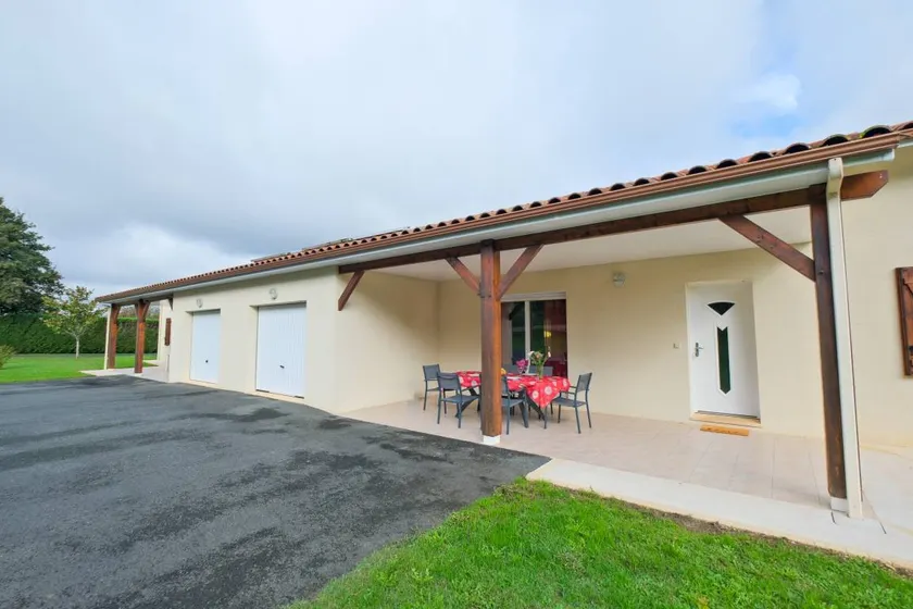 Le Barradis – Single-storey house with air conditioning and shared pool in Savignac-les-Églises - Image 1