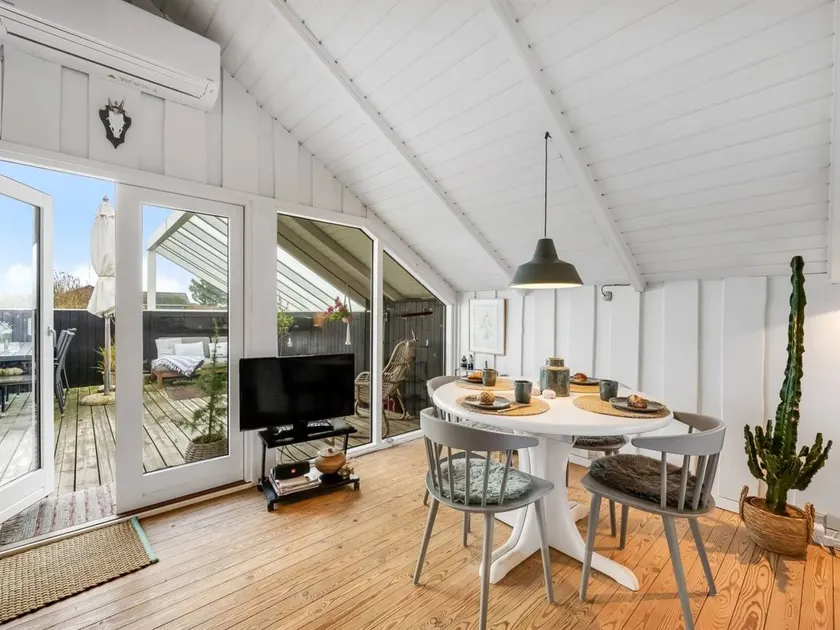 Holiday home with terrace & barbecue - Image 1