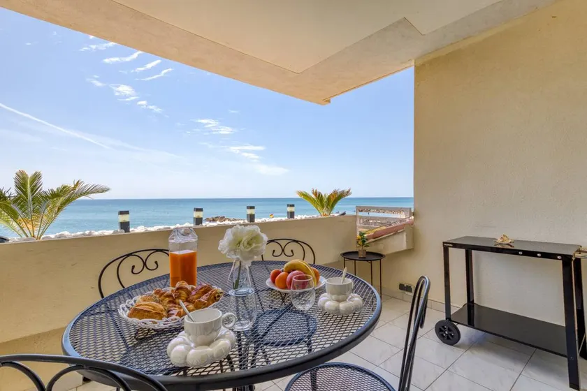 Holiday apartment with terrace & pool | Beach view - Image 1