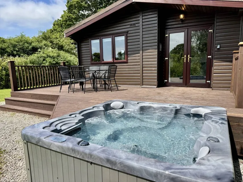 Family-friendly cottage with jacuzzi & garden - Image 1