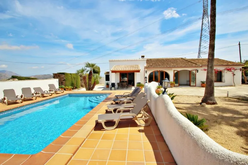 Villa avec terrasse, jardin et piscine privée | Vue ville - Image 1