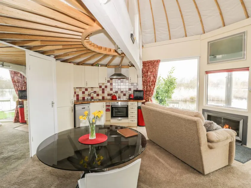 Nice cottage with garden, hot tub & sauna | Pet-friendly - Image 1