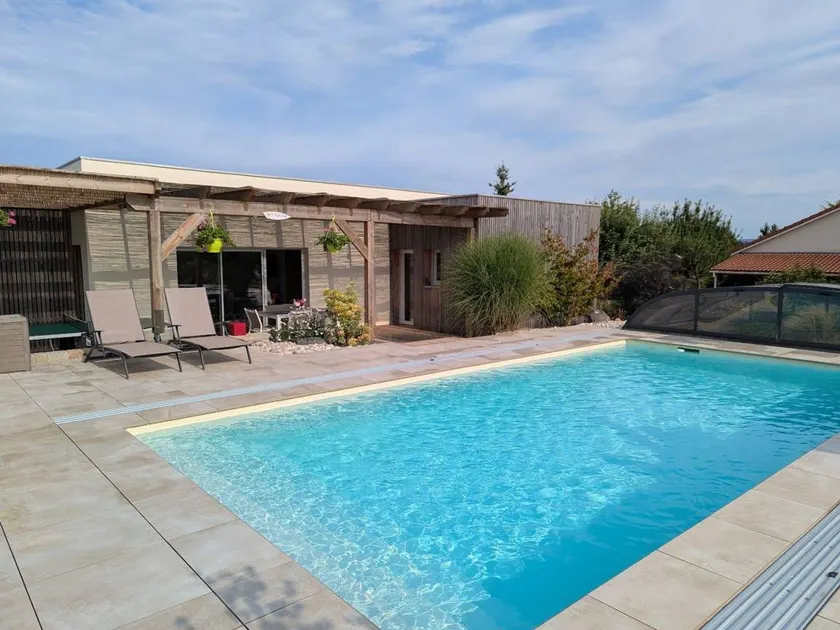 Refined holiday home with terrace and shared pool - Image 1
