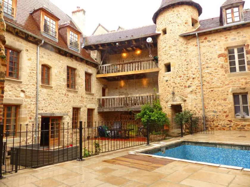 Holiday Home 'L'ancien Collège' with Private Pool, Wi-Fi and Air Conditioning - Image 1