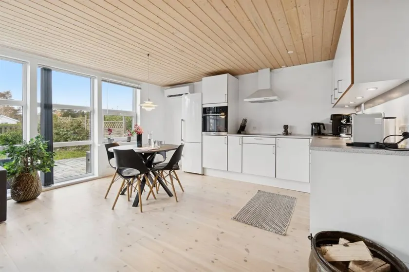 Holiday home with barbecue & terrace | Beach nearby - Image 1