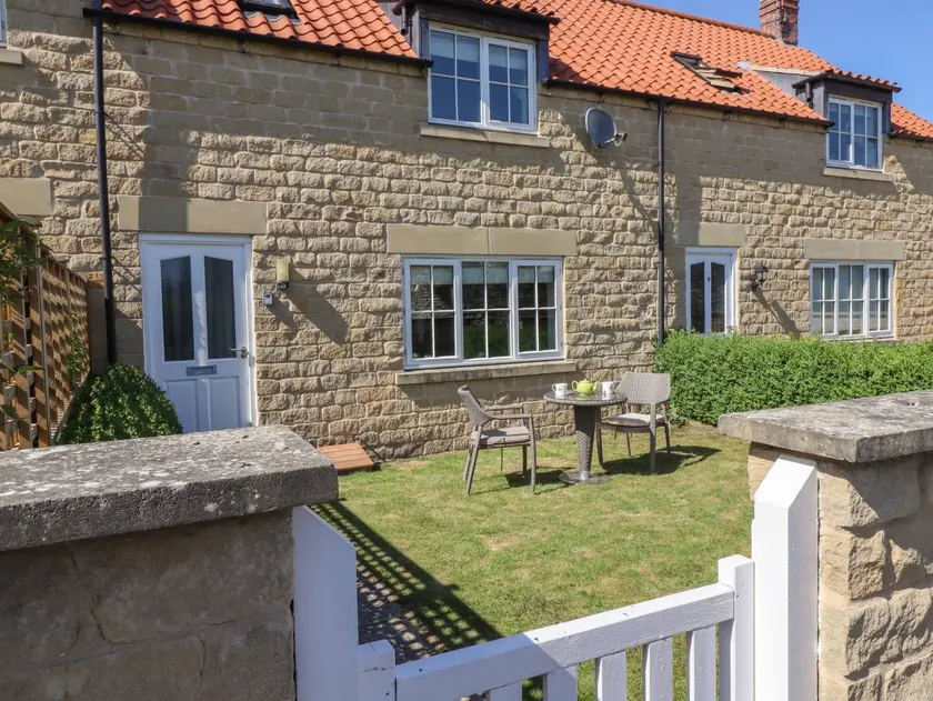 Cottage with garden & terrace - Image 1