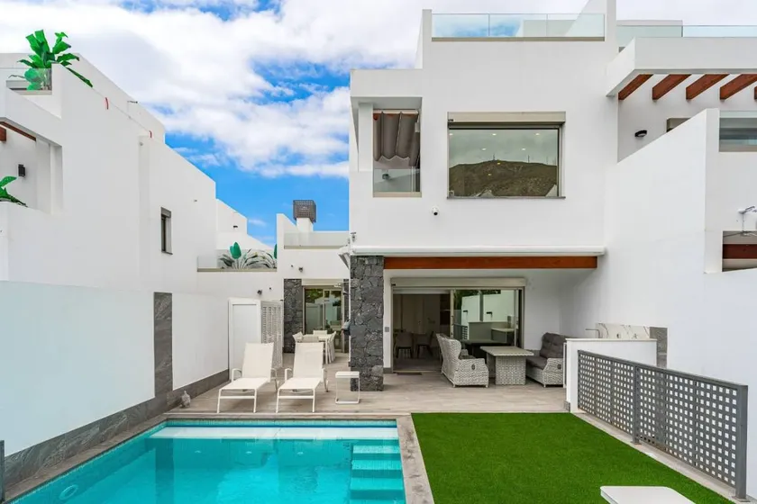 Familienfreundliche Villa mit Terrasse, privatem Pool und Grill | Meerblick | Perfekt für die Arbeit von Zuhause - Image 1