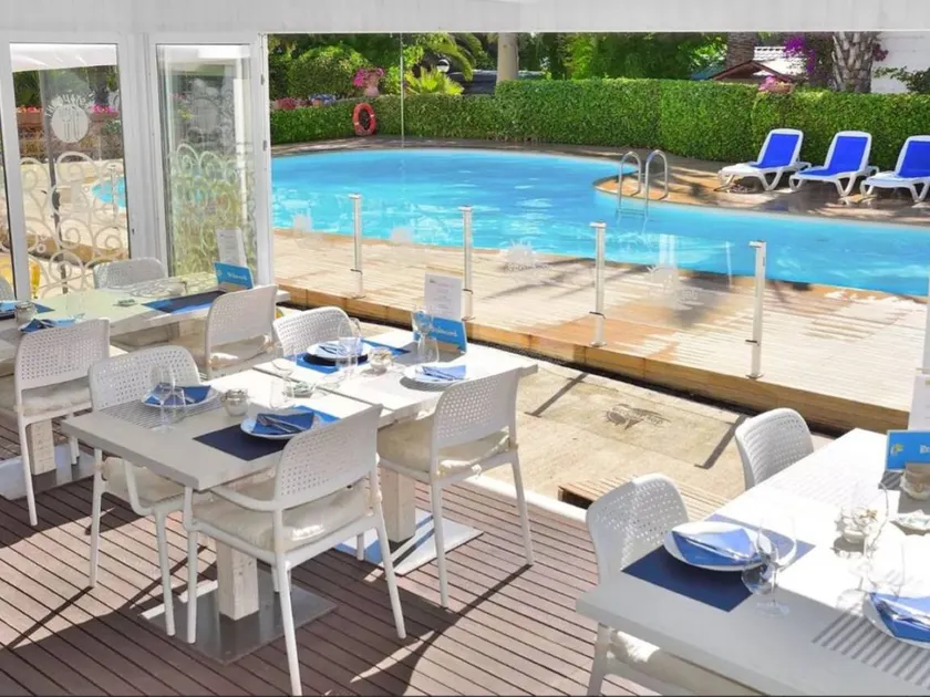 Mobile home with pool - Image 1