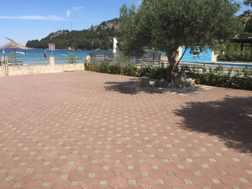 Apartamento vacacional con terraza y barbacoa | Vistas al jardín - Image 1