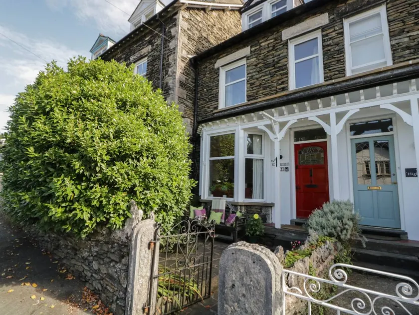 Cottage with terrace & garden - Image 1