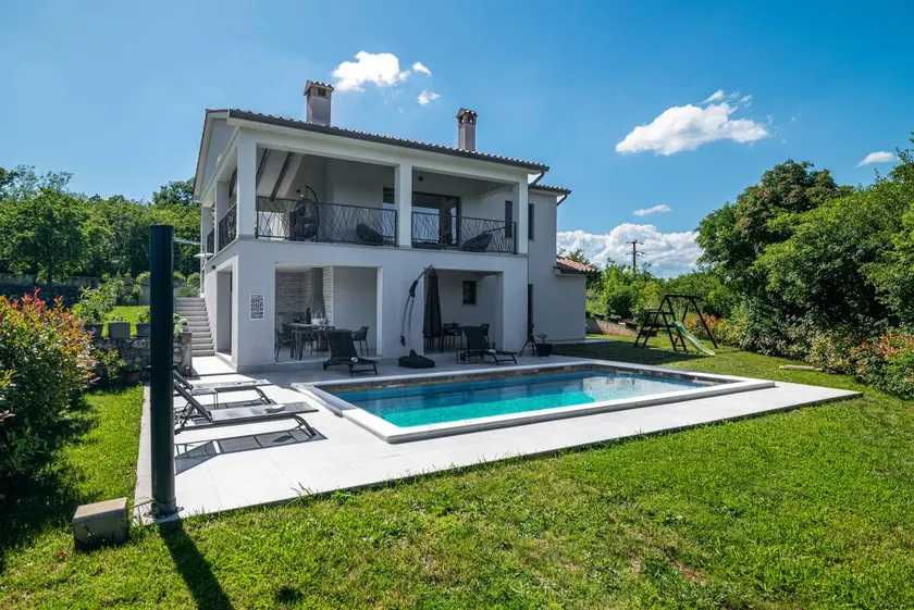 Holiday home with BBQ, garden & terrace - Image 1