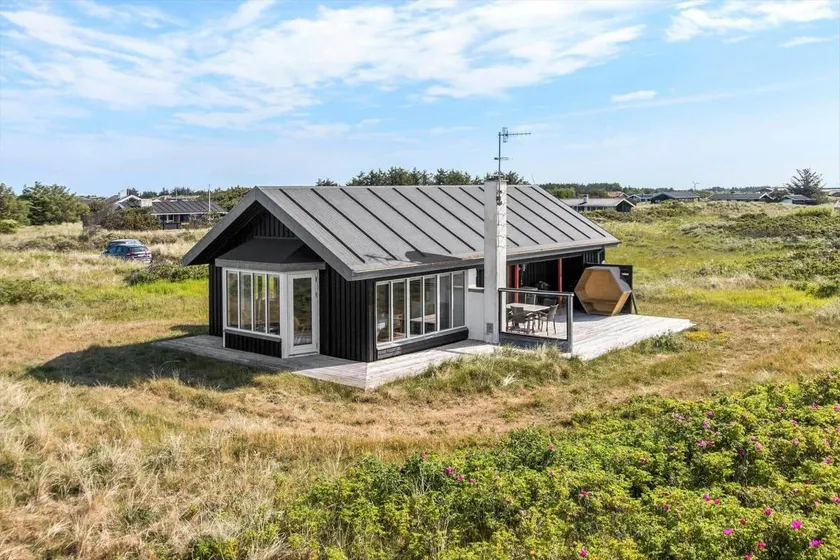 Holiday home with barbecue & terrace - Image 1