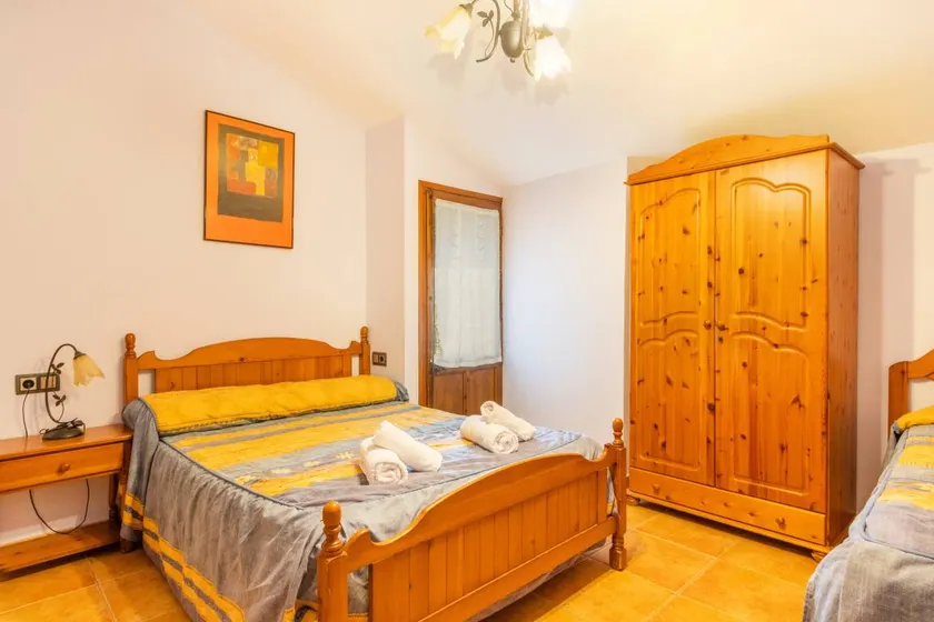 Chambre privée adaptée aux familles avec piscine, internet haut débit et jardin | Vue montagne - Image 1
