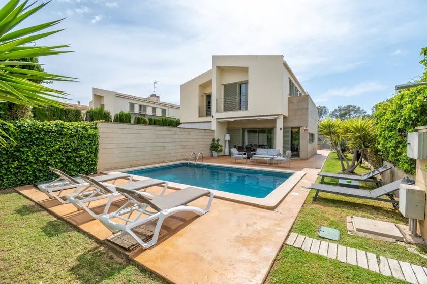 Villa avec piscine privée, terrasse et jardin | Vue jardin | Parfaite pour le travail à distance - Image 1