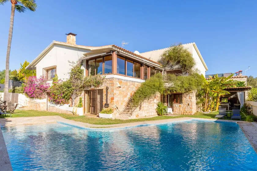 Agréable villa conviviale et familiale avec barbecue, internet haut débit et terrasse | Vue ville | Adaptée au travail à distance - Image 1