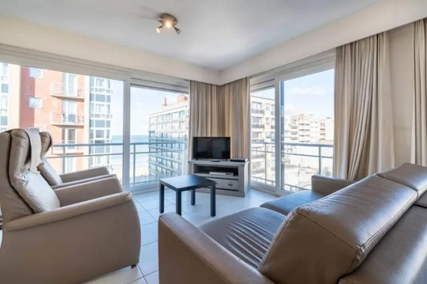Apartment with terrace - Image 1