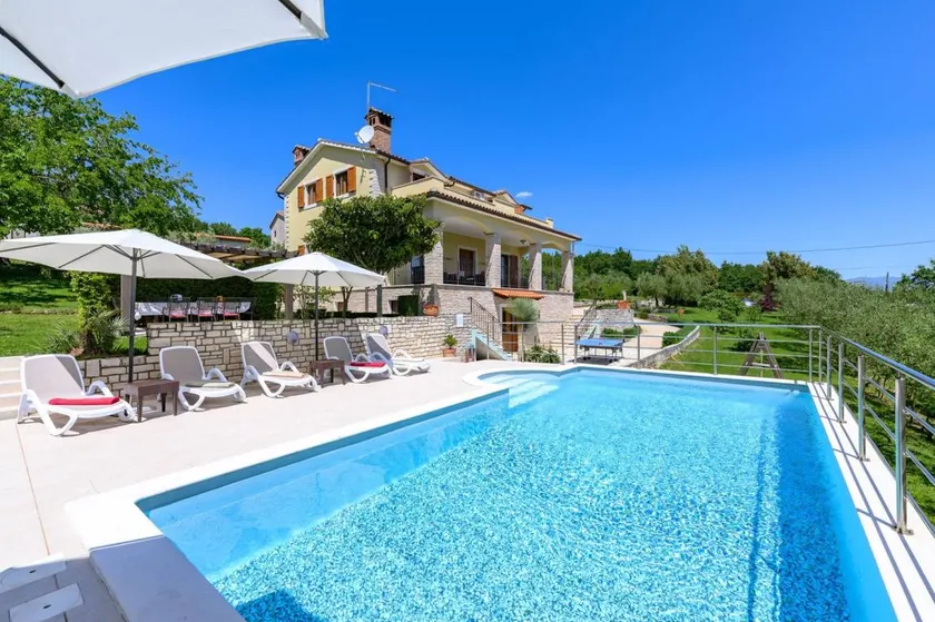Family-friendly villa with BBQ, garden & private pool - Image 1