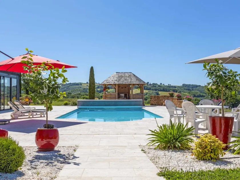 Fully equipped wonderful gite with barbeque, terrace & garden | Dogs allowed - Image 1