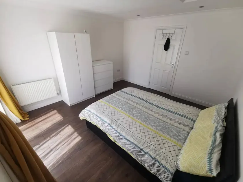 Apartment with garden - Image 1
