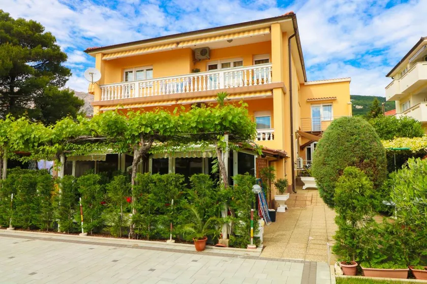 Holiday apartment with barbeque | Garden view - Image 1