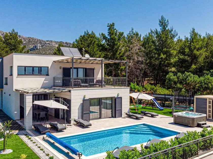 Holiday home with BBQ, terrace & garden - Image 1