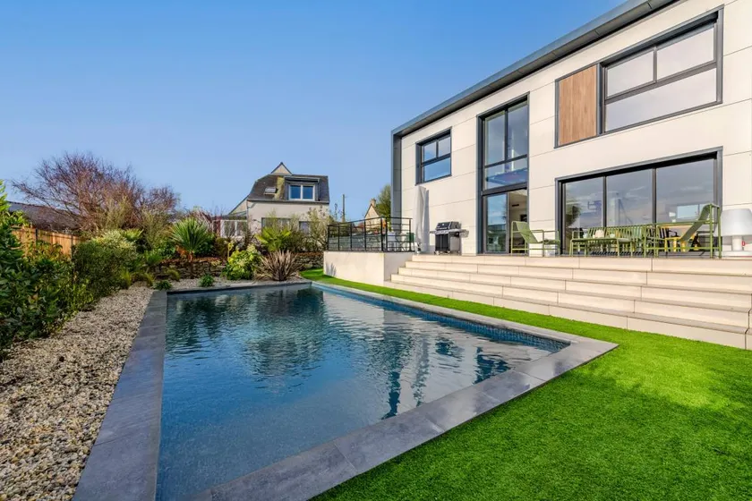 Holiday home with terrace, garden & BBQ | Sea view - Image 1