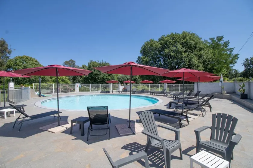 Flat with pool, terrace & garden - Image 1