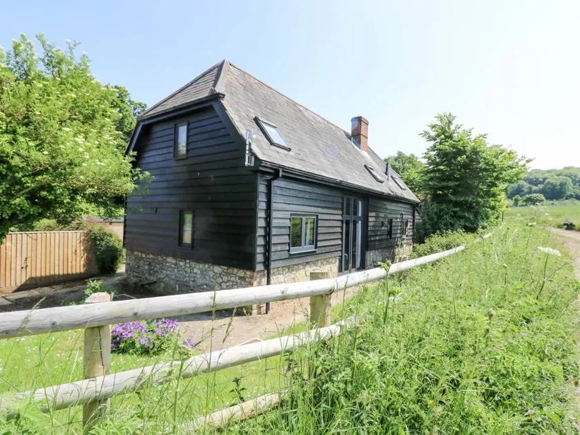 Fully equipped cottage with garden & BBQ | Pets allowed - Image 1