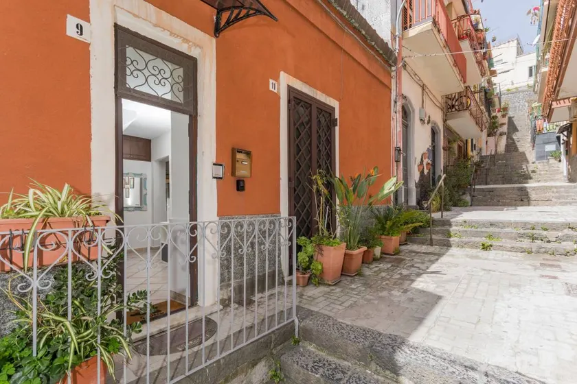 Holiday Home 'I Love Sicily, A Due Passi Dal Mare' with Balcony, Wi-Fi and Air Conditioning - Image 1