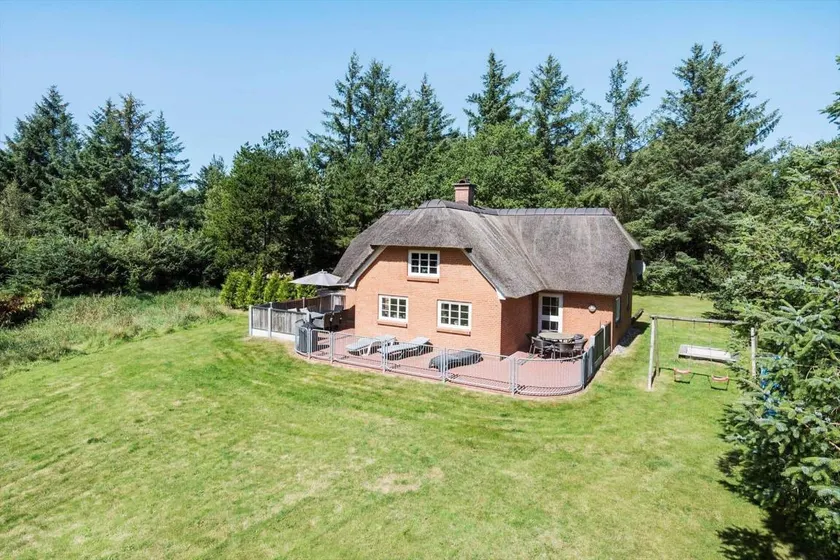 Holiday home with jacuzzi, barbecue & sauna - Image 1