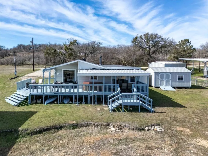 Stylish Lake House with Hot Tub, Fireplace & Boat Ramp in Runaway Bay, Texas - Image 1