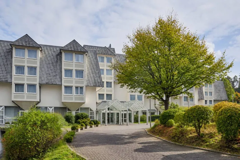 Apartment with pool, sauna & garden - Image 1