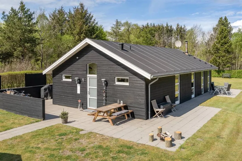 Holiday home with terrace, barbeque & jacuzzi - Image 1