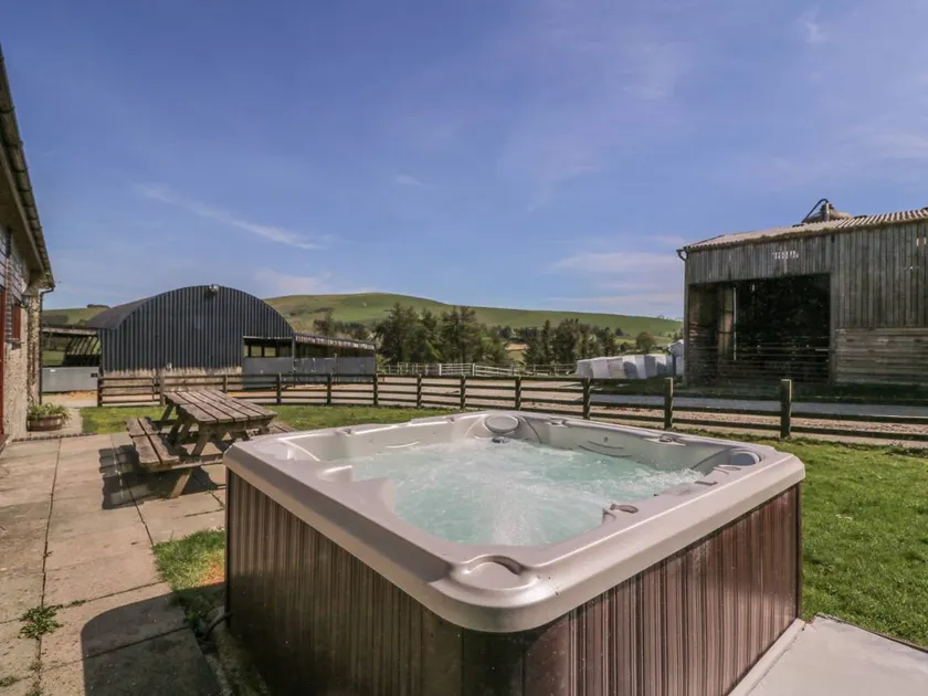 Casa rural apropiada para familias con jardín y jacuzzi - Image 1
