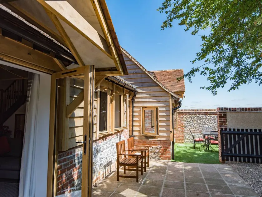 Cottage with garden - Image 1